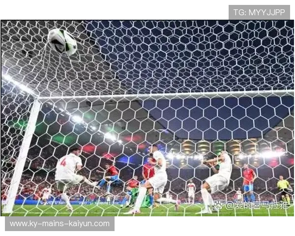 足球前锋被撞飞两米仍坚持，展现拼搏精神的力量