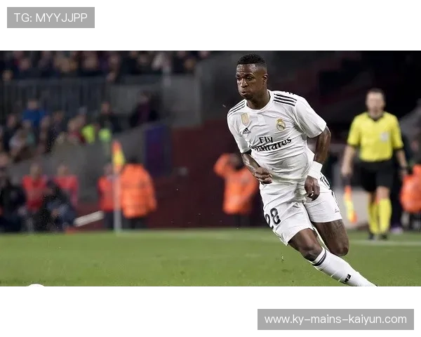 维尼修斯肋部突破后强行下底，皇马进攻优势明显